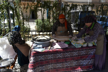 Paytaxtın abad məhəllələrindəki Novruz şənlikləri davam edir