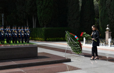 President Ilham Aliyev, First Lady Mehriban Aliyeva and family members visited the grave of Great Leader Heydar Aliyev on the Alley of Honor