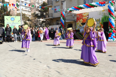 Paytaxtın abad məhəllələrindəki Novruz şənlikləri davam edir