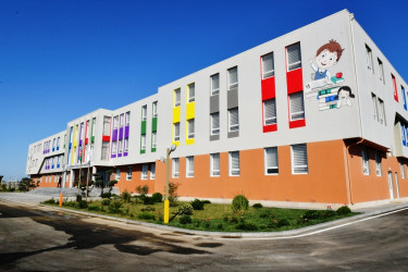 Birinci vitse-prezident Mehriban xanım Əliyeva Binə qəsəbəsində 334 saylı orta məktəbin yeni inşa edilmiş binasının açılışında  iştirak edib