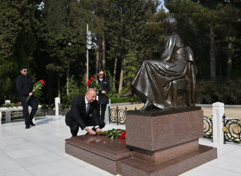 President Ilham Aliyev, First Lady Mehriban Aliyeva and family members visited the grave of Great Leader Heydar Aliyev on the Alley of Honor