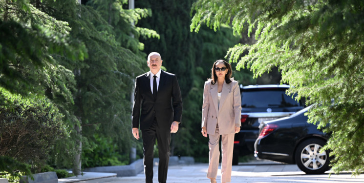 Prezident İlham Əliyev və birinci xanım Mehriban Əliyeva Fəxri xiyabanda Ulu Öndər Heydər Əliyevin məzarını ziyarət ediblər