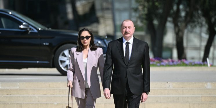 Prezident İlham Əliyev və birinci xanım Mehriban Əliyeva faşizm üzərində Qələbə uğrunda mübarizədə həlak olan Azərbaycan övladlarının xatirəsini ehtiramla anıblar