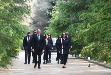 President Ilham Aliyev, First Lady Mehriban Aliyeva and family members visited the grave of Great Leader Heydar Aliyev on the Alley of Honor